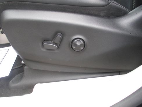 Used 2023 Chrysler Pacifica Touring-L FWD image 19