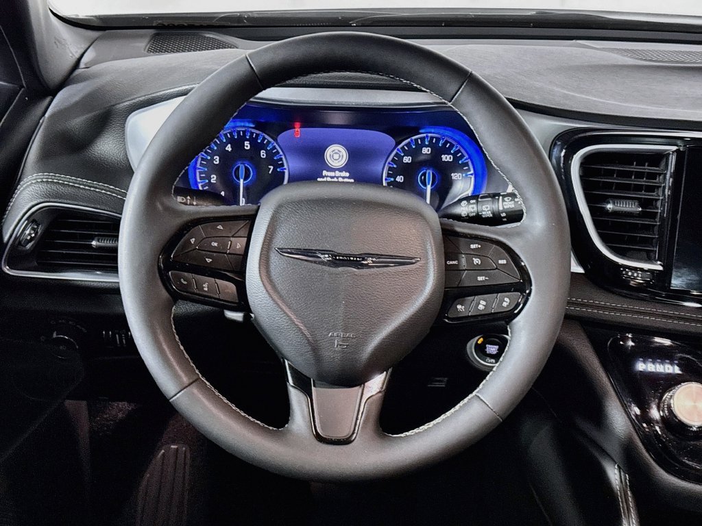 Certified 2025 Chrysler Pacifica Limited FWD image 14