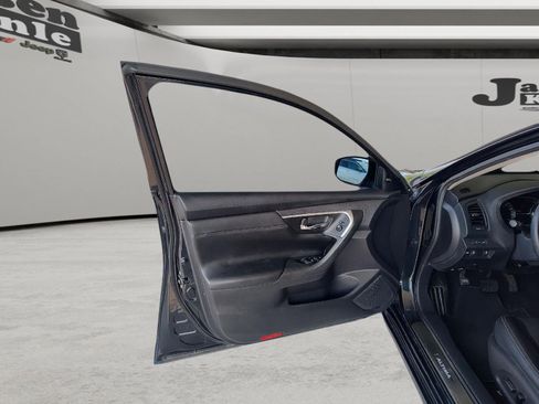 Used 2016 Nissan Altima 3.5 SL FWD image 9