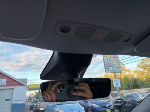 Used 2022 Tesla Model Y Long Range image 29