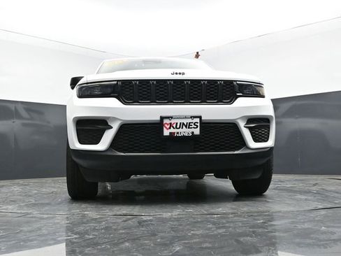 Used 2025 Jeep Grand Cherokee Altitude AWD/4WD image 44
