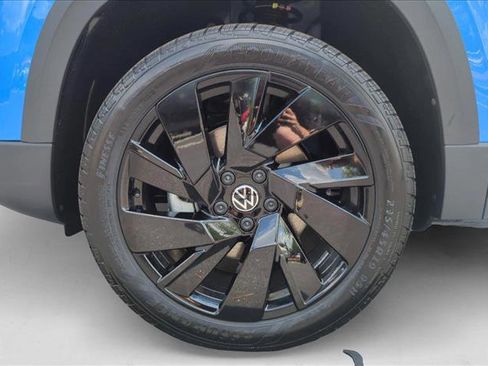 New 2025 Volkswagen Taos SE image 11