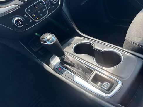 Used 2020 Chevrolet Equinox LT FWD image 19