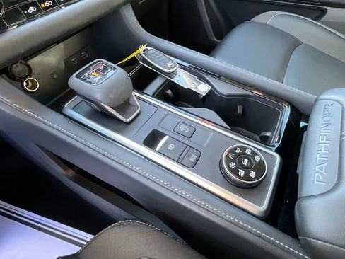 Certified 2024 Nissan Pathfinder SL w/ Lighting Package (N92) image 43