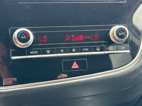 Used 2020 Mitsubishi Outlander ES image 12