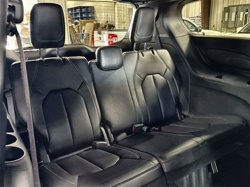 Used 2025 Chrysler Voyager LX image 28