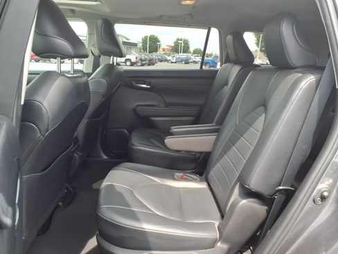 Used 2021 Toyota Highlander XLE AWD/4WD image 15