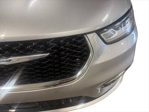 Certified 2021 Chrysler Pacifica Limited AWD/4WD image 5