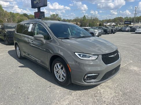 Used 2021 Chrysler Pacifica Touring-L image 7