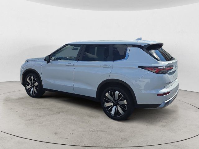 Used 2025 Mitsubishi Outlander SE AWD/4WD image 3
