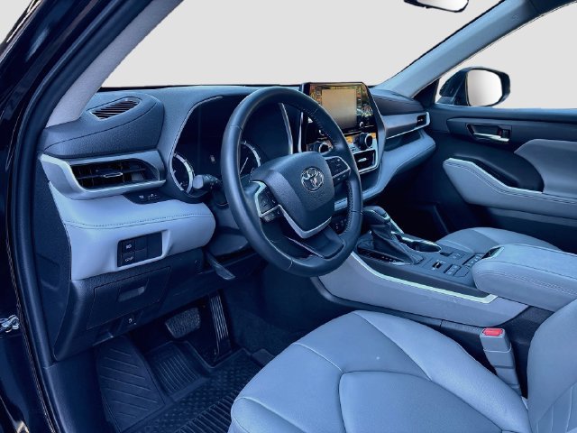 Used 2022 Toyota Highlander XLE AWD/4WD image 9