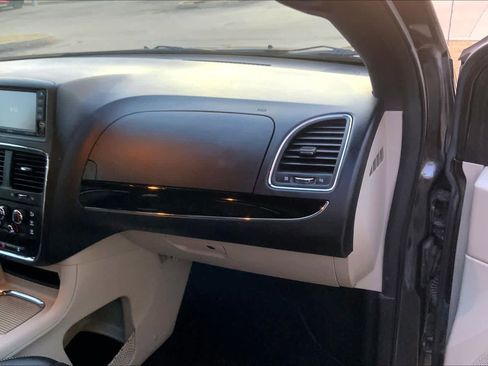 Used 2020 Dodge Grand Caravan SXT image 19