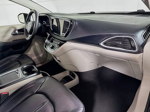 Used 2023 Chrysler Pacifica Touring-L image 29