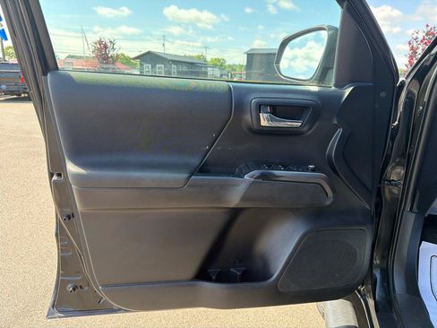 Used 2018 Toyota Tacoma TRD Sport AWD/4WD image 8
