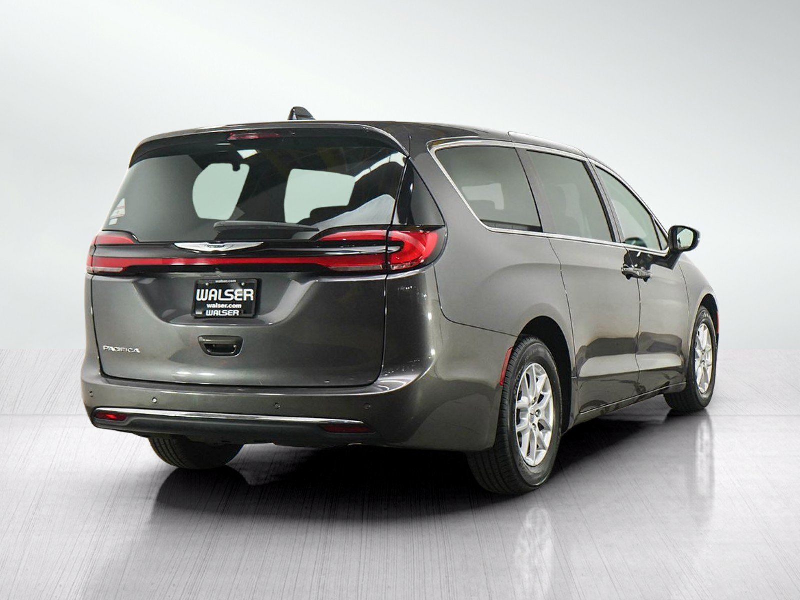 Used 2023 Chrysler Pacifica Touring-L FWD image 5