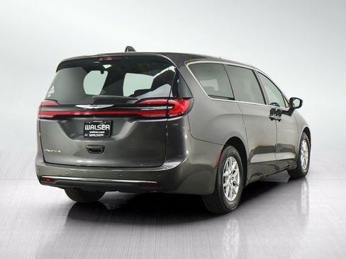 Used 2023 Chrysler Pacifica Touring-L FWD image 5