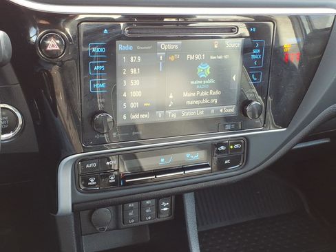 Used 2018 Toyota Corolla XLE image 11