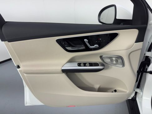 Used 2025 Mercedes-Benz GLC 300 4MATIC image 46