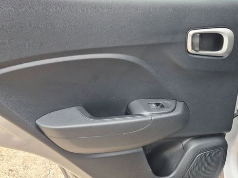 Used 2025 Hyundai Venue SEL FWD image 19