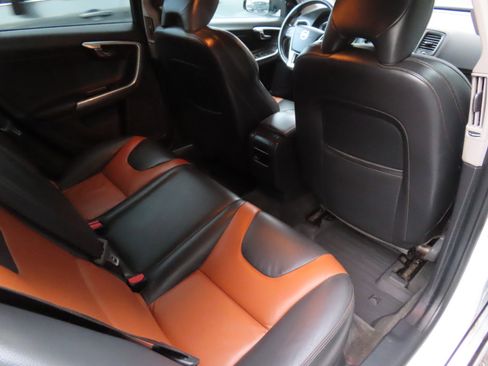 Used 2018 Volvo V60 T5 Cross Country w/ Convenience Package image 15