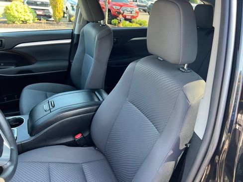 Used 2019 Toyota Highlander LE AWD/4WD image 14