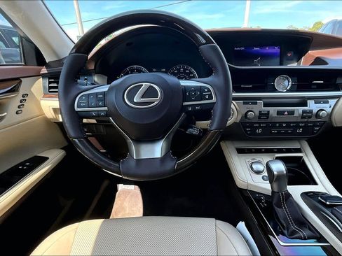 Used 2017 Lexus ES 350 w/ Luxury Package FWD image 6