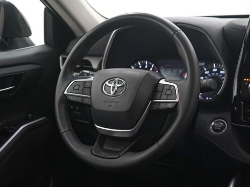 Used 2024 Toyota Highlander XLE image 17
