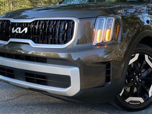 Used 2024 Kia Telluride EX w/ EX Captain's Chair Package image 3
