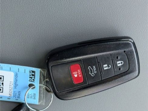 Used 2021 Toyota Highlander XLE image 38