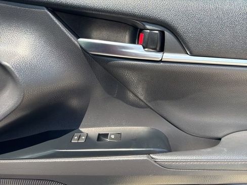 Used 2020 Toyota Camry XLE image 32