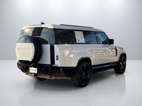 Used 2024 Land Rover Defender 130 X-Dynamic SE image 5