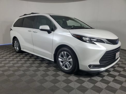 Used 2025 Toyota Sienna XLE w/ XLE Plus Package FWD image 2