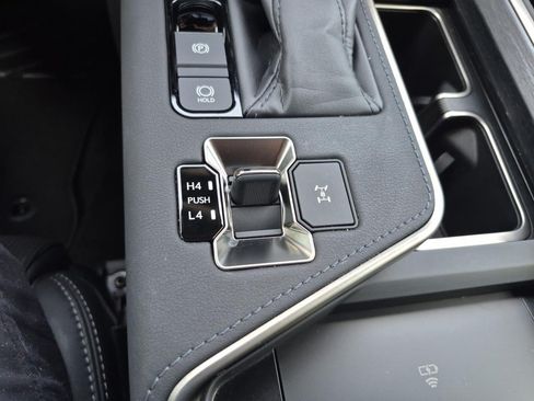 Used 2024 Lexus GX 550 w/ Accessory Package (31) AWD/4WD image 38