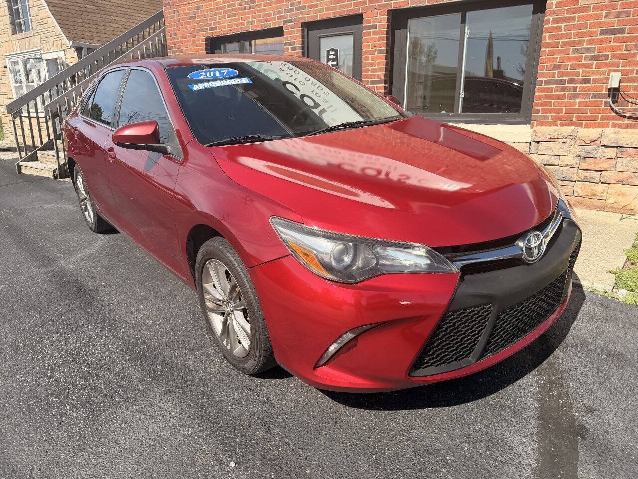 Used 2017 Toyota Camry SE FWD image 2