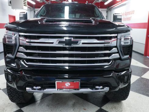 Used 2024 Chevrolet Silverado 2500 High Country w/ High Country Premium Package AWD/4WD image 4
