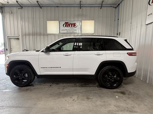 Used 2025 Jeep Grand Cherokee Limited w/ Black Appearance Package AWD/4WD image 15