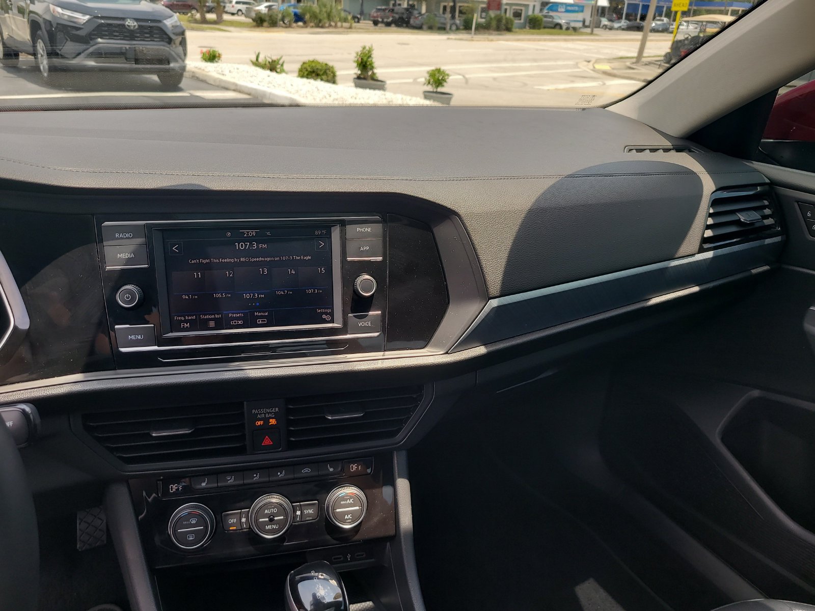 Used 2022 Volkswagen Jetta SE w/ Panoramic Sunroof Package FWD image 18