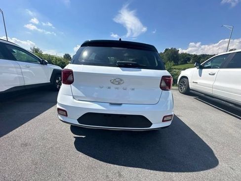 Used 2022 Hyundai Venue Limited FWD image 15