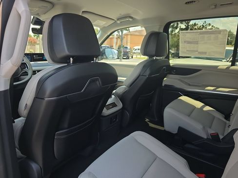 New 2026 Lincoln Navigator Premiere AWD/4WD image 13