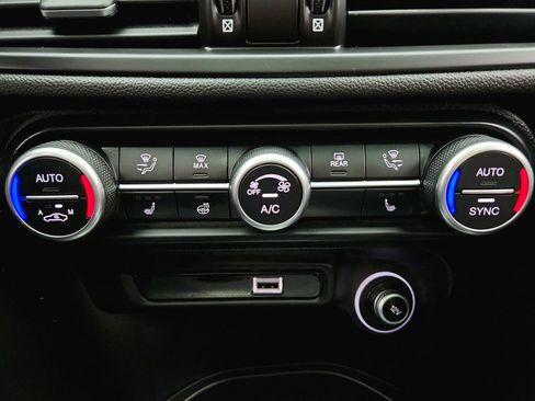 Used 2023 Alfa Romeo Giulia Veloce AWD/4WD image 18