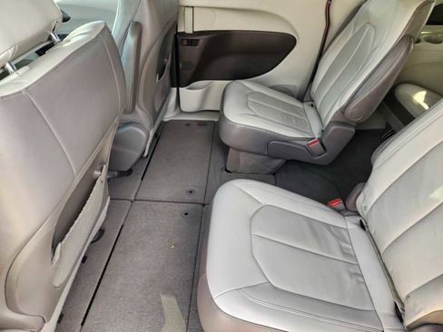 Used 2017 Chrysler Pacifica Touring-L image 29