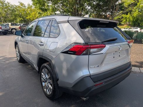Used 2019 Toyota RAV4 XLE Premium AWD/4WD image 5
