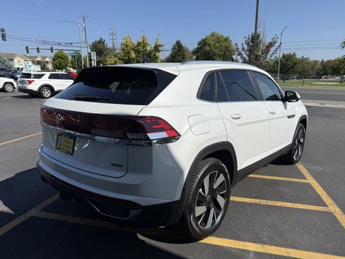 New 2026 Volkswagen Atlas Cross Sport SE w/ Panoramic Sunroof Package AWD/4WD image 3