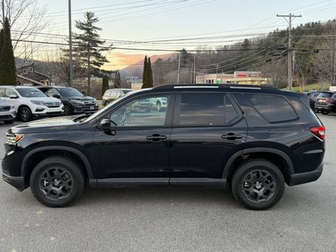 Used 2025 Honda Pilot TrailSport image 8