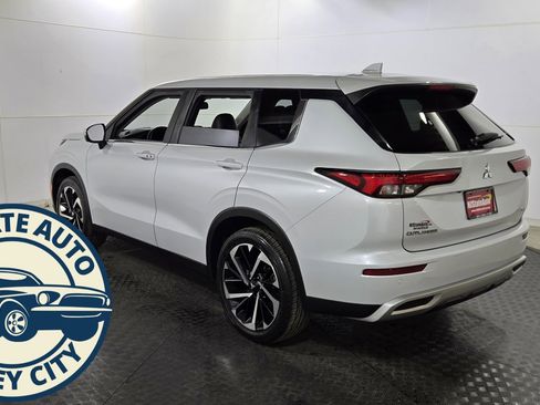 Used 2022 Mitsubishi Outlander SE image 5