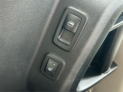 Used 2016 Chrysler Town & Country Touring-L FWD image 17