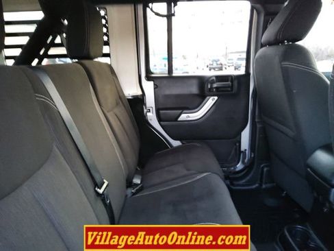 Used 2014 Jeep Wrangler Unlimited Rubicon w/ Connectivity Group image 29
