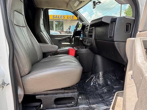 Used 2017 Chevrolet Express 2500 RWD image 19