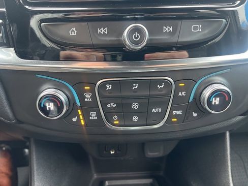 Used 2023 Chevrolet Traverse LT image 20