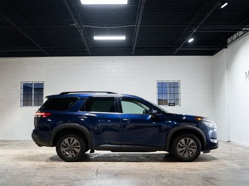 Used 2025 Nissan Pathfinder SV AWD/4WD image 10